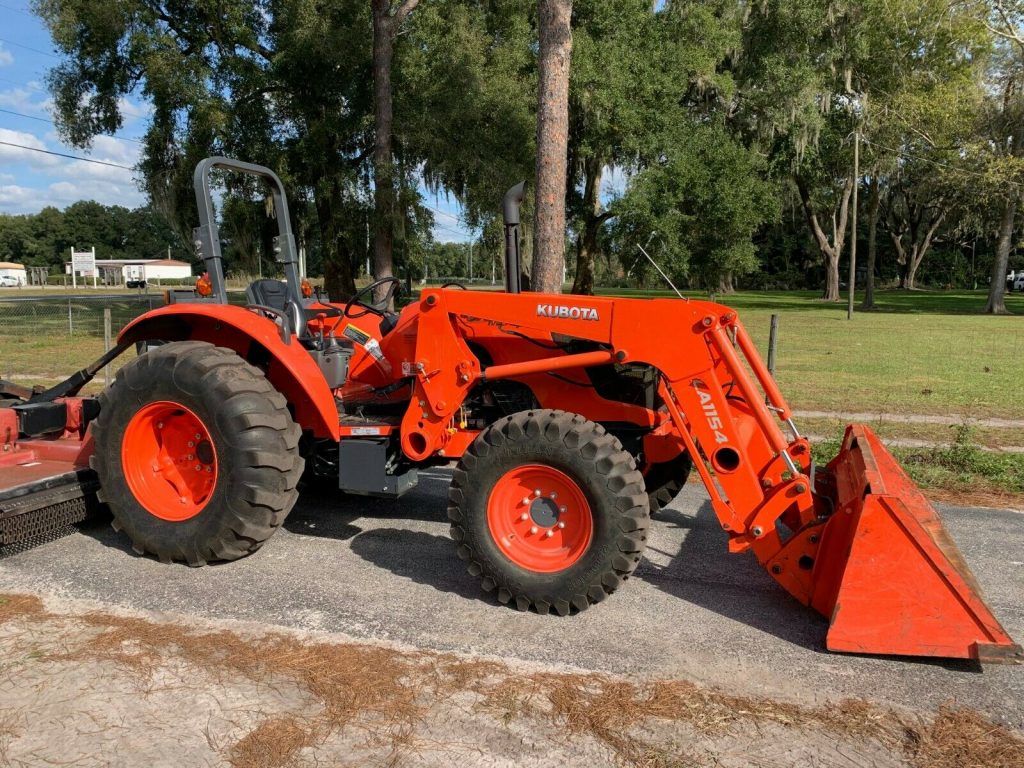 Kubota M6060 tractor loader